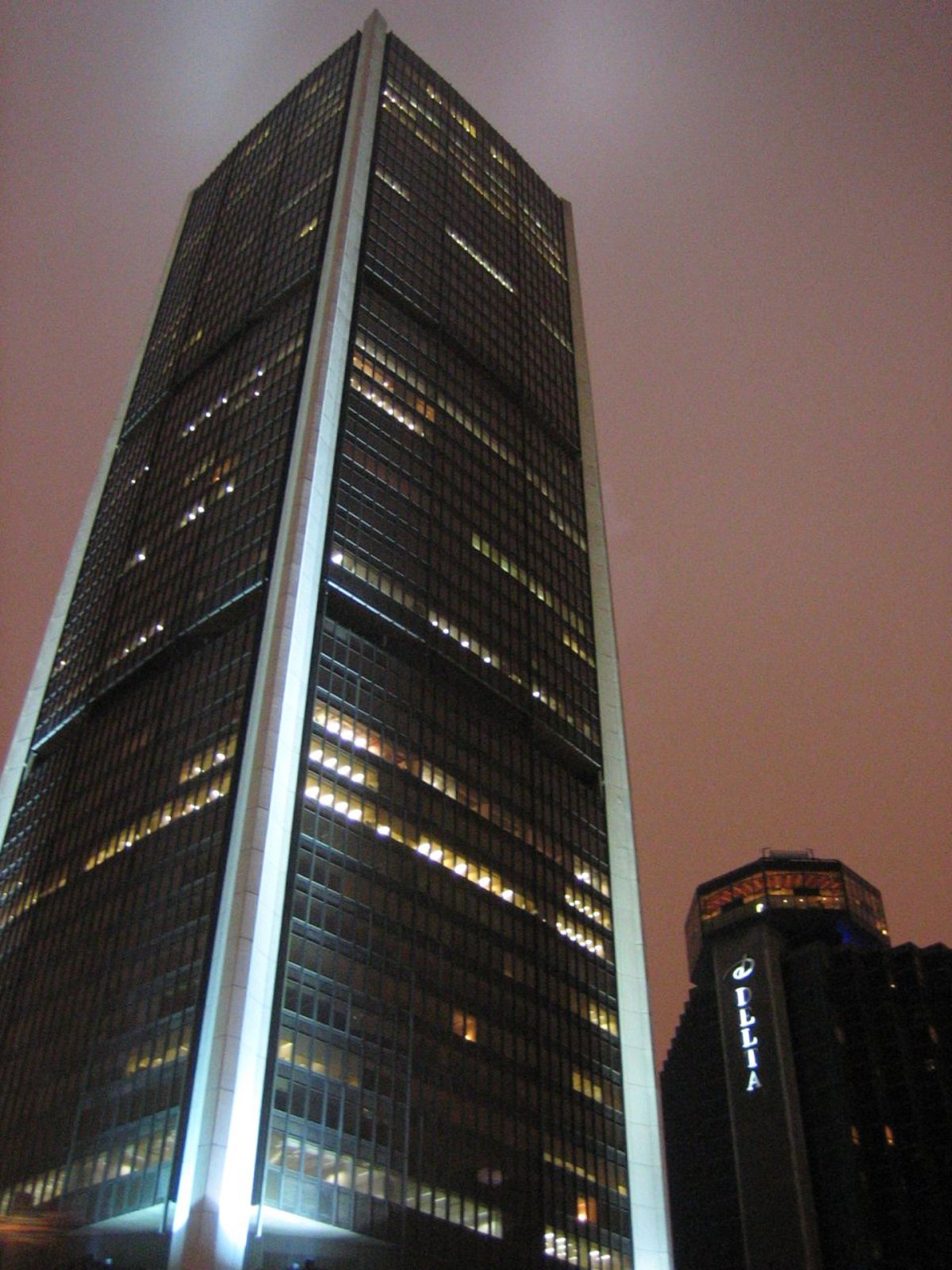 La tour de la Bourse, une nuit d'hiver
