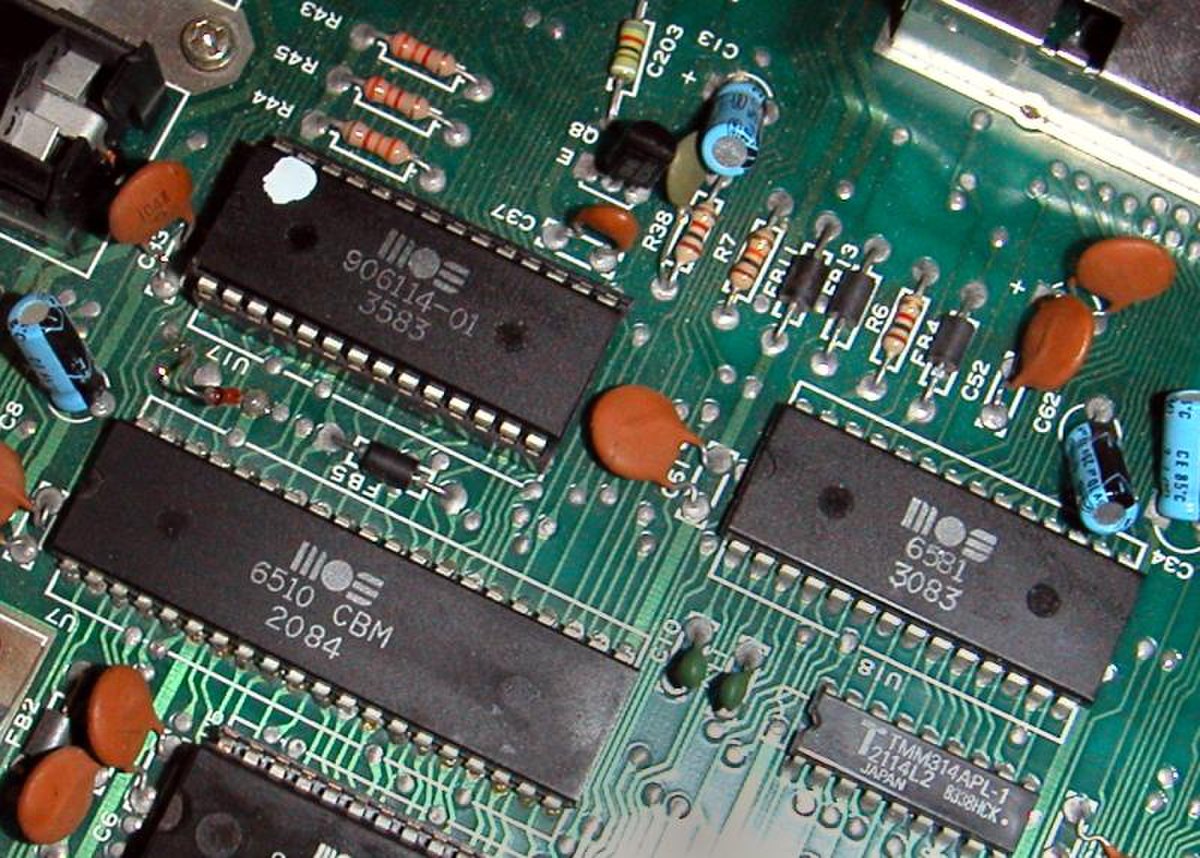 Quelques chipset de MOS Technology sur une carte mère de Commodore 64
