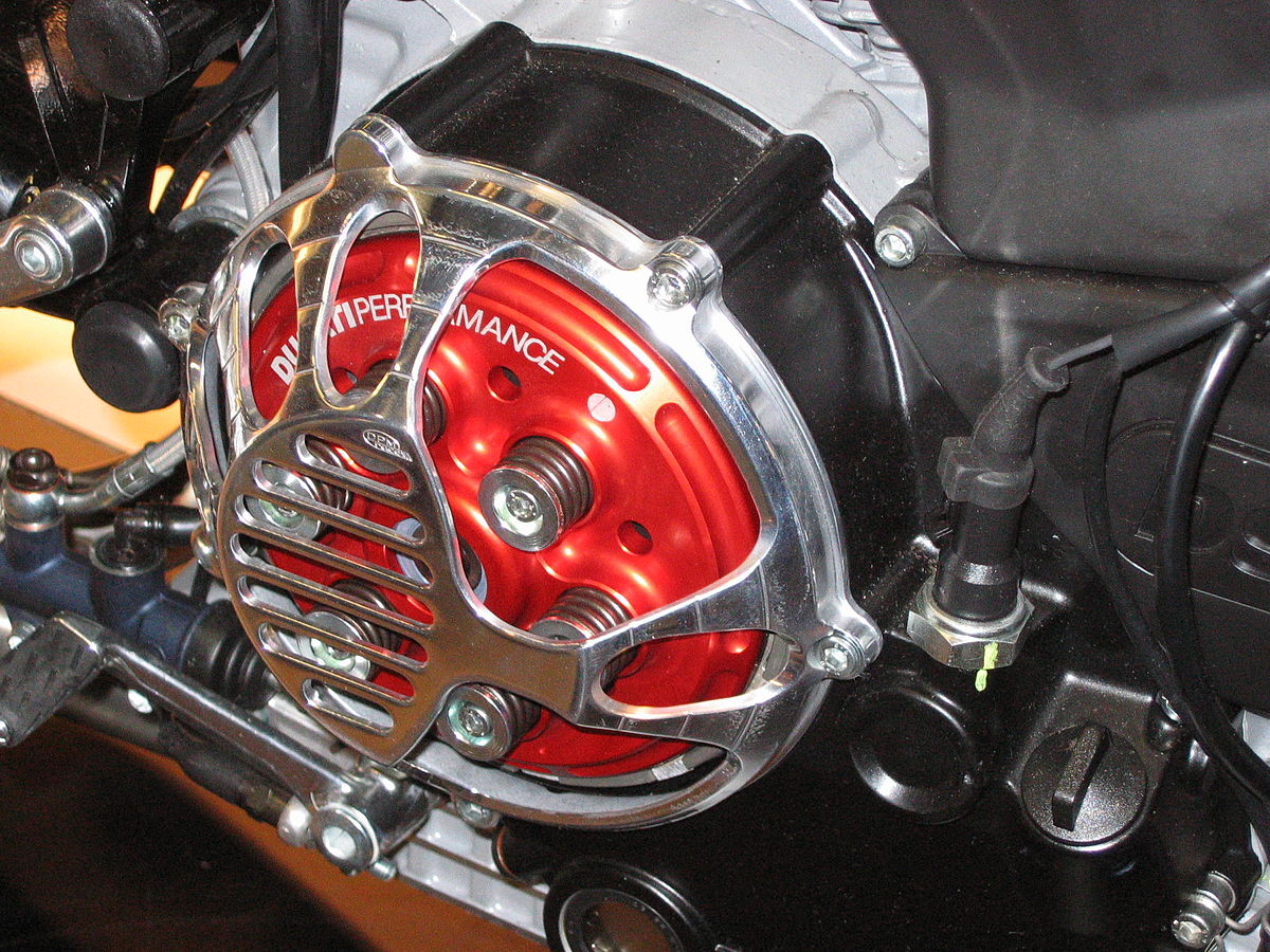 Un embrayage multidisque à sec sur une moto sportive. On voit nettement les ressorts.