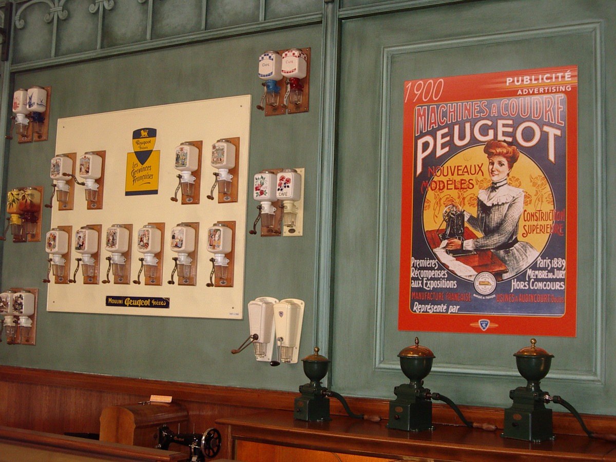 Moulins à café et publicité pour machines à coudre Peugeot.