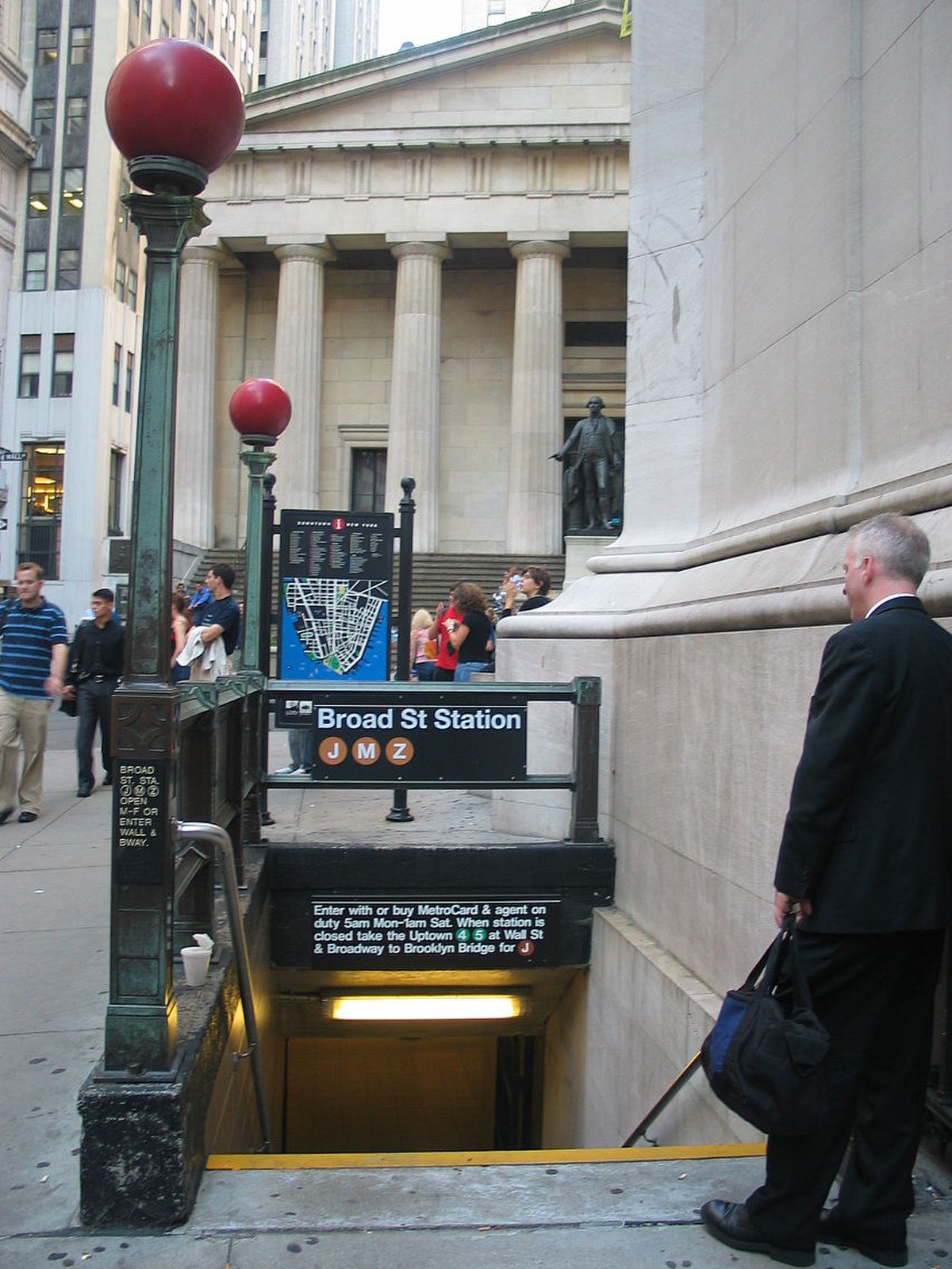 L'entrée de la Broad Street Station, près de Wall Street.