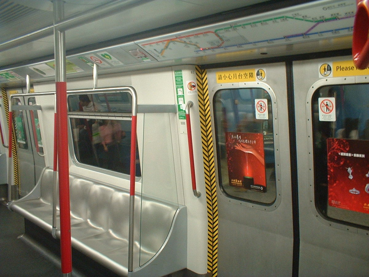 Intérieur d'un M-Stock, le plus vieux type de trains circulant sur le MTR et le seul utilisant des portes coulissantes.