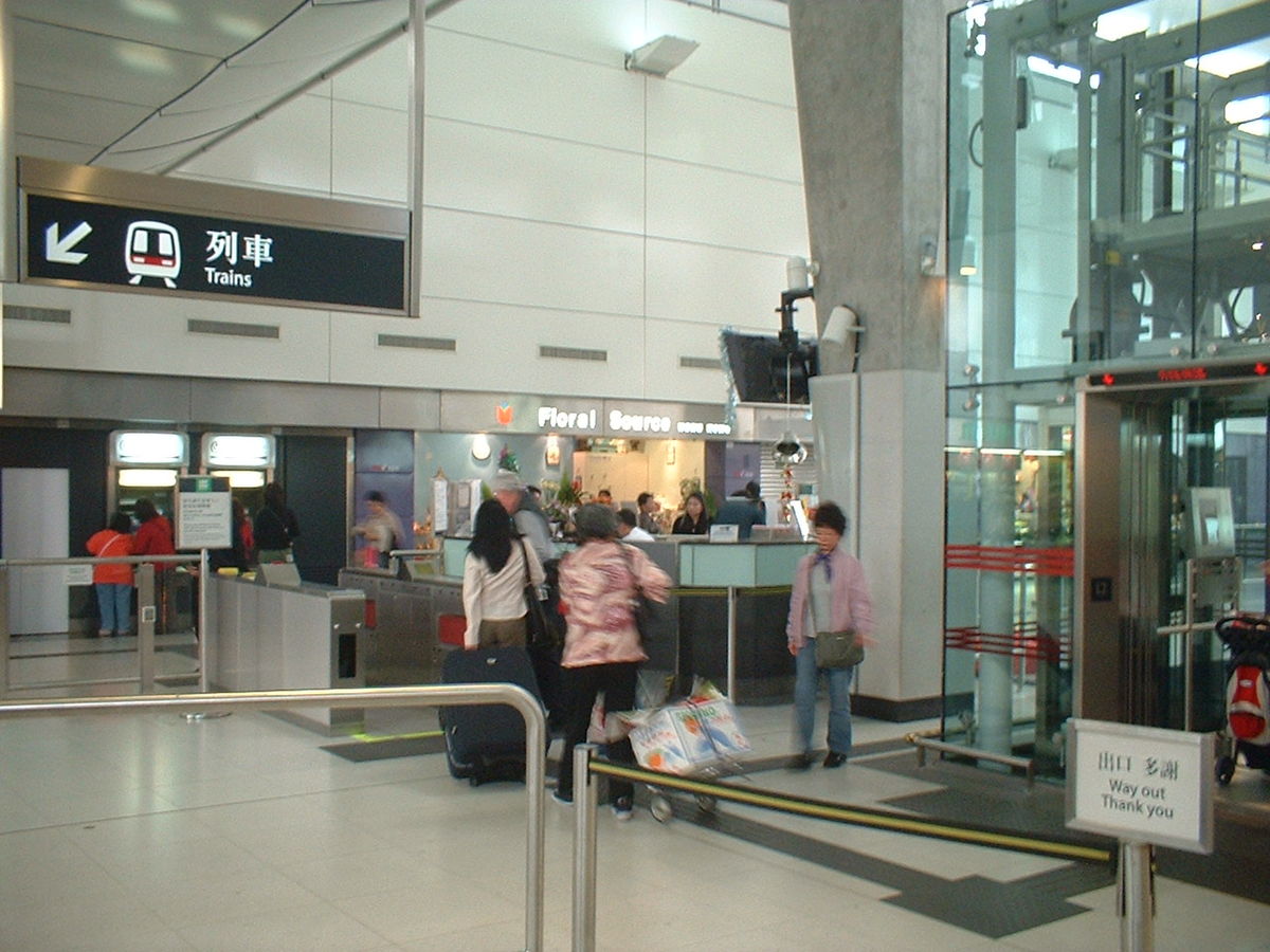 facilité d'accès des stations MTR, escalators et larges entrées/sorties