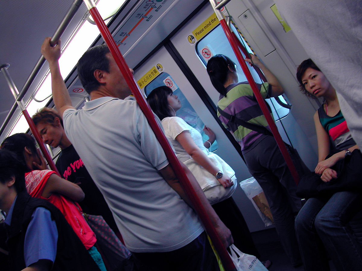 Un transport bondé durant l'heure de pointe sur la Ligne Tung Chung.