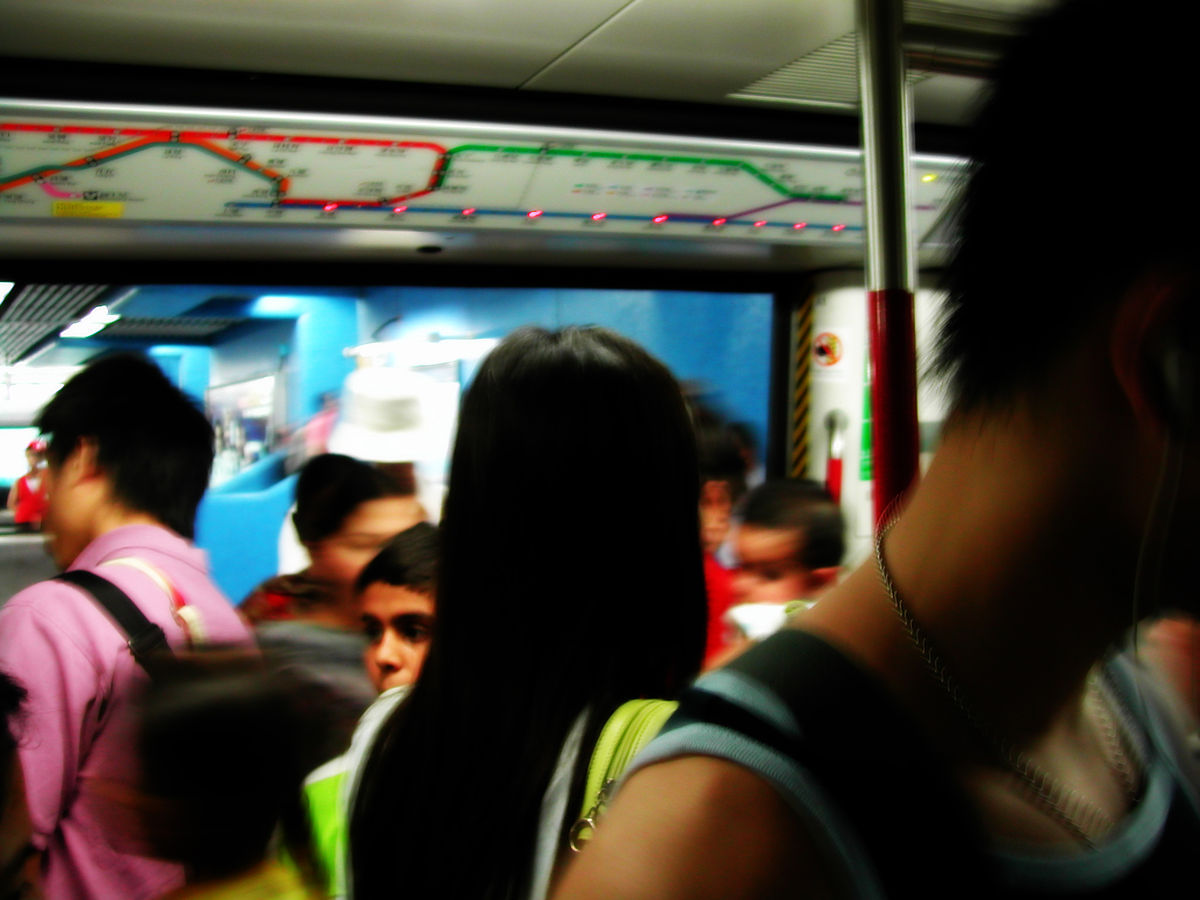 Passagers montant dans le train.