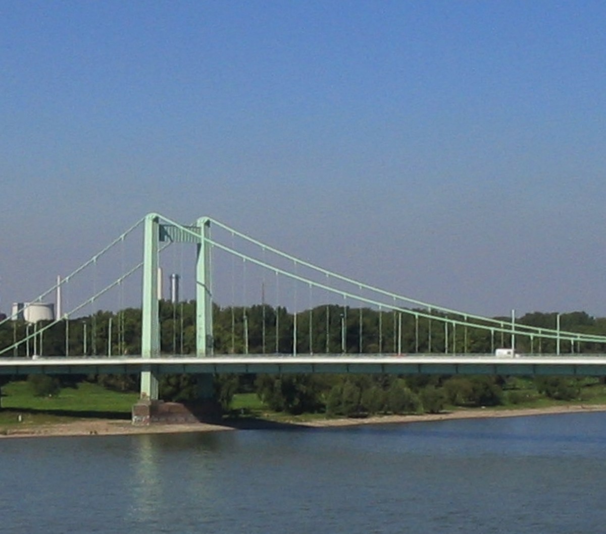 Muelheimer Bruecke Sommer 2005-edit.JPG