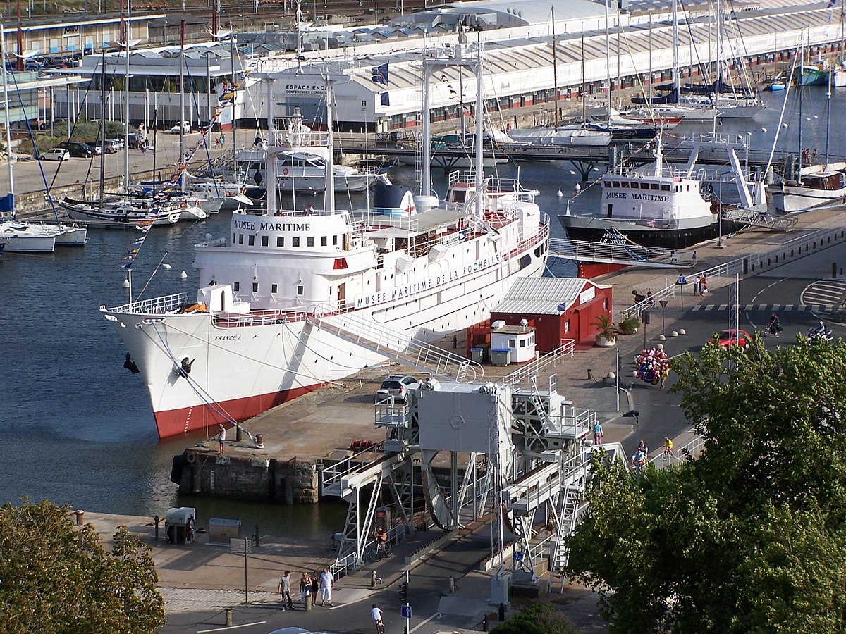 L’Angoumois, construit par les ateliers de Dieppe était l’un des 3 derniers chalutiers industriels de 38 mètres encore au service en 1991 de la SARMA, dernier armateur industriel de La Rochelle, avant de travailler en point fixe pour Météo France jusqu'à l'entrée en service des satellites météorologiques en 1985, aujourd’hui au musée maritime de La Rochelle.