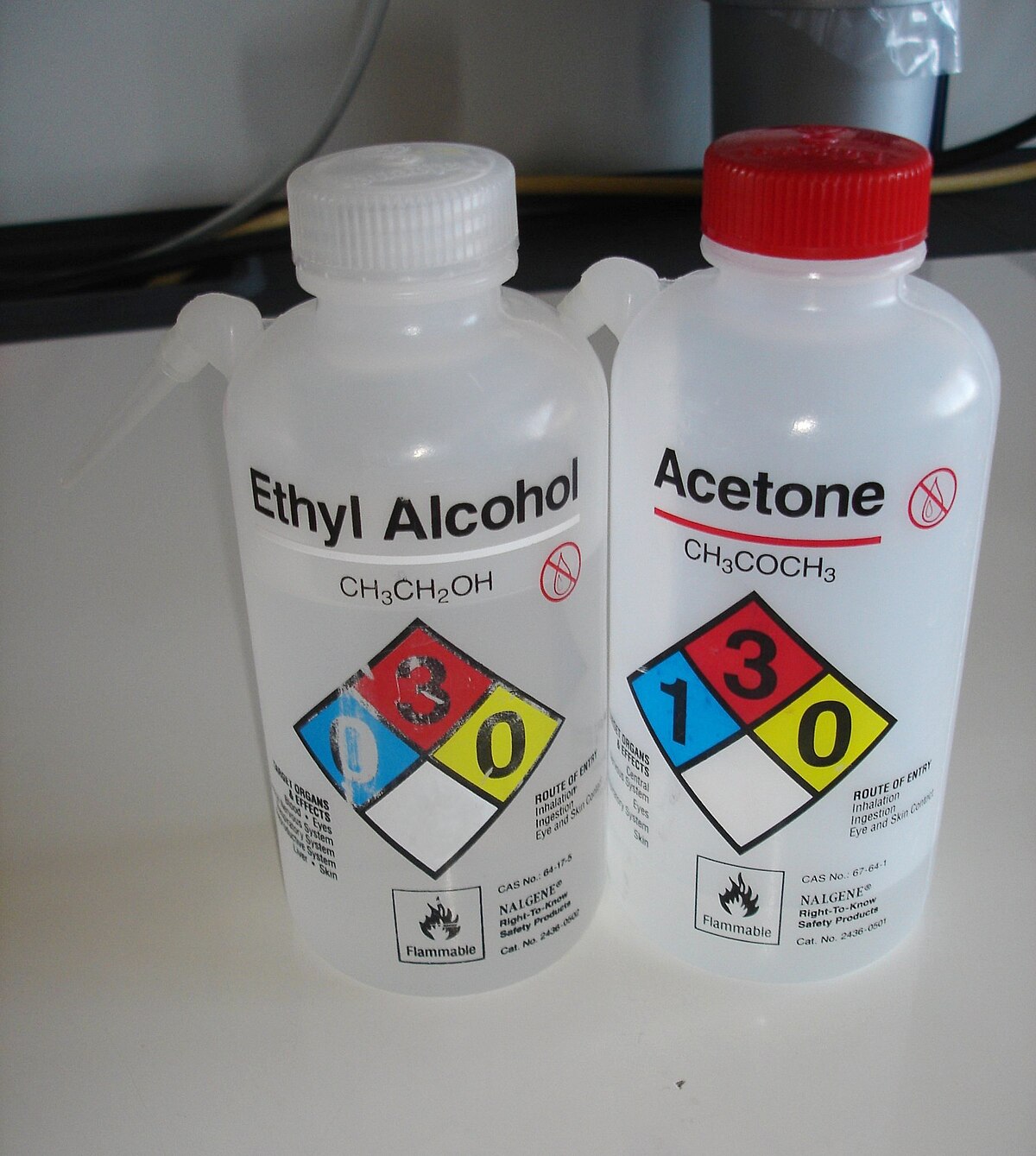 Deux pissettes de laboratoire.