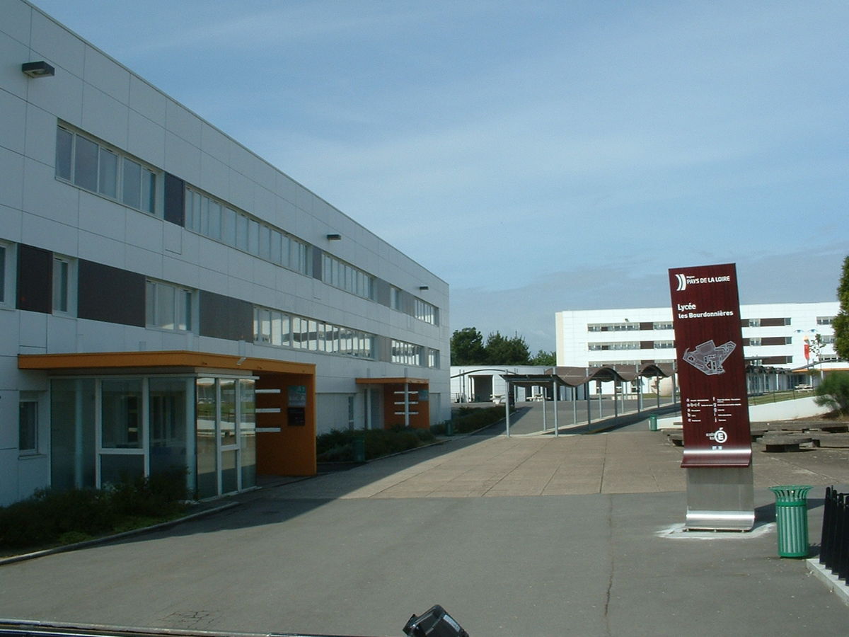 Nantes - Lycée Les Bourdonnières.JPG