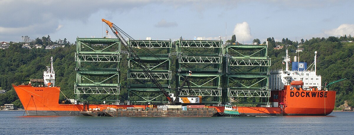 Le Swan et sa forme d'ancien pétrolier, avec une passerelle à l'avant.