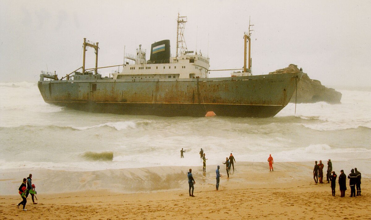 Chalutier industriel (ici le Franz Hals échoué à Biarritz 26/11/1996)
