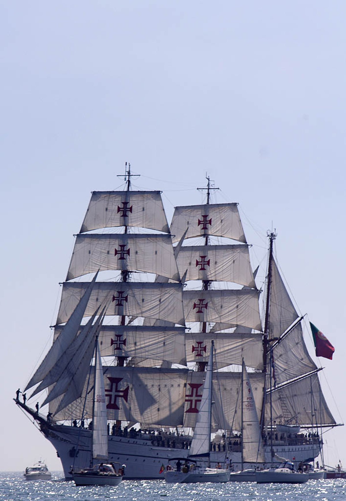 Le Sagrès disposant de voiles carrées sur le mât de misaine et le grand mât.