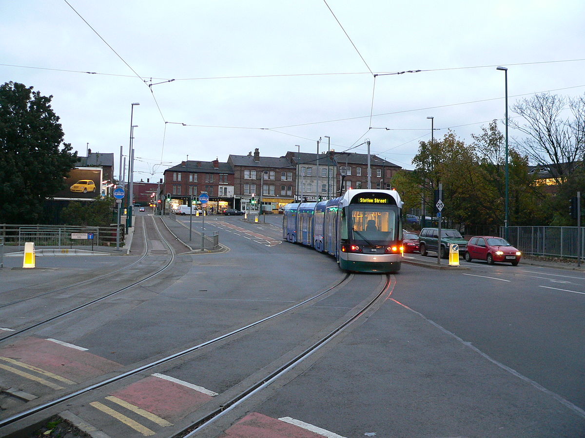 Le réseau du Nottingham Express Transit utilise du courant continu 750 V alimenté par caténaire, comme la plupart des tramways modernes