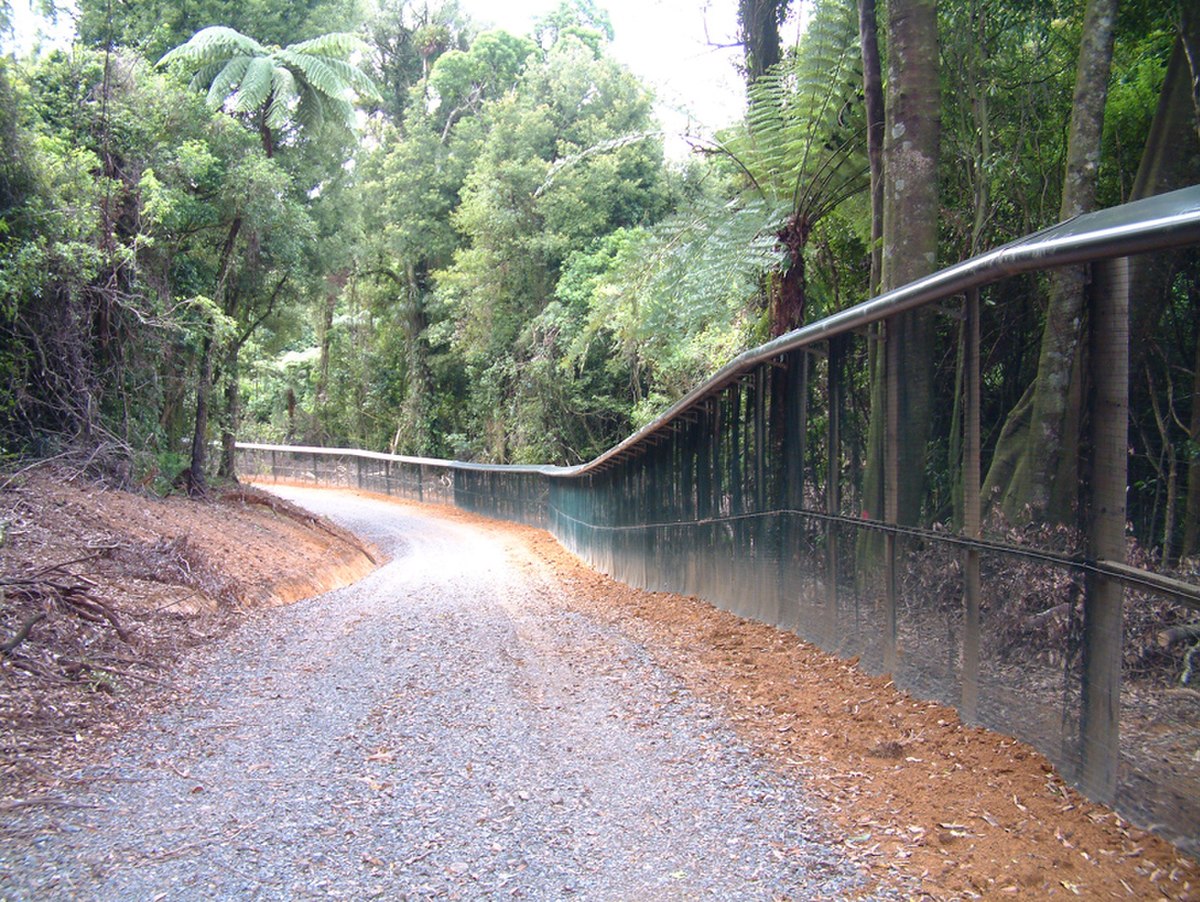 Cette clôture étanche à la plupart des espèces non volantes, longue de 47 km protège la réserve naturelle néozélandaise des Monts Maungatautari des nombreuses espèces invasives introduites dans ce pays. Ici, la fragmentation écopaysagère a été préférée au risque de disparition rapide d'espèces endémiques