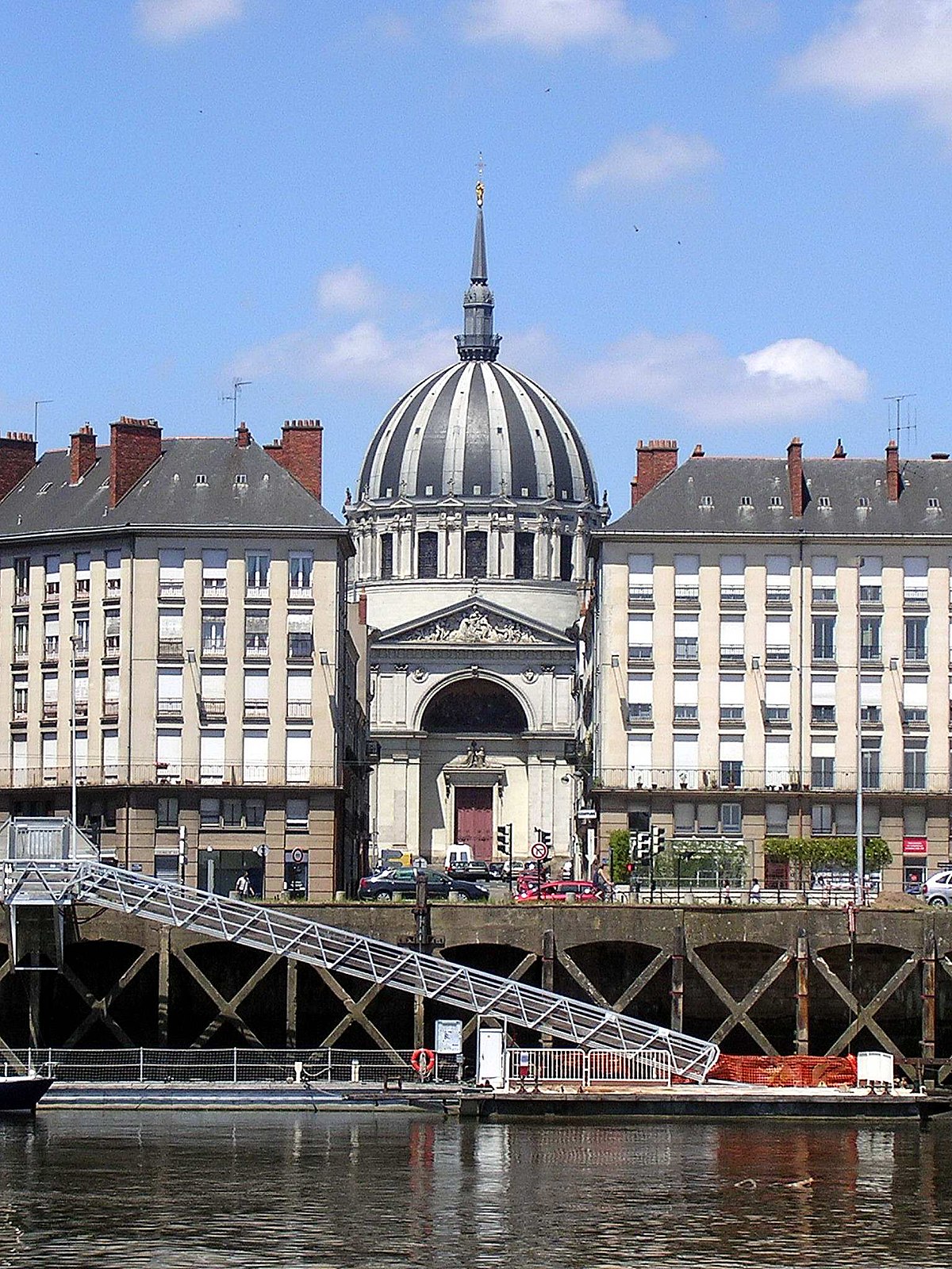 Façade de l'église Notre-Dame de Bon-Port, vue de l'Île de Nantes. Au premier plan, la Loire, puis le quai de la Fosse.