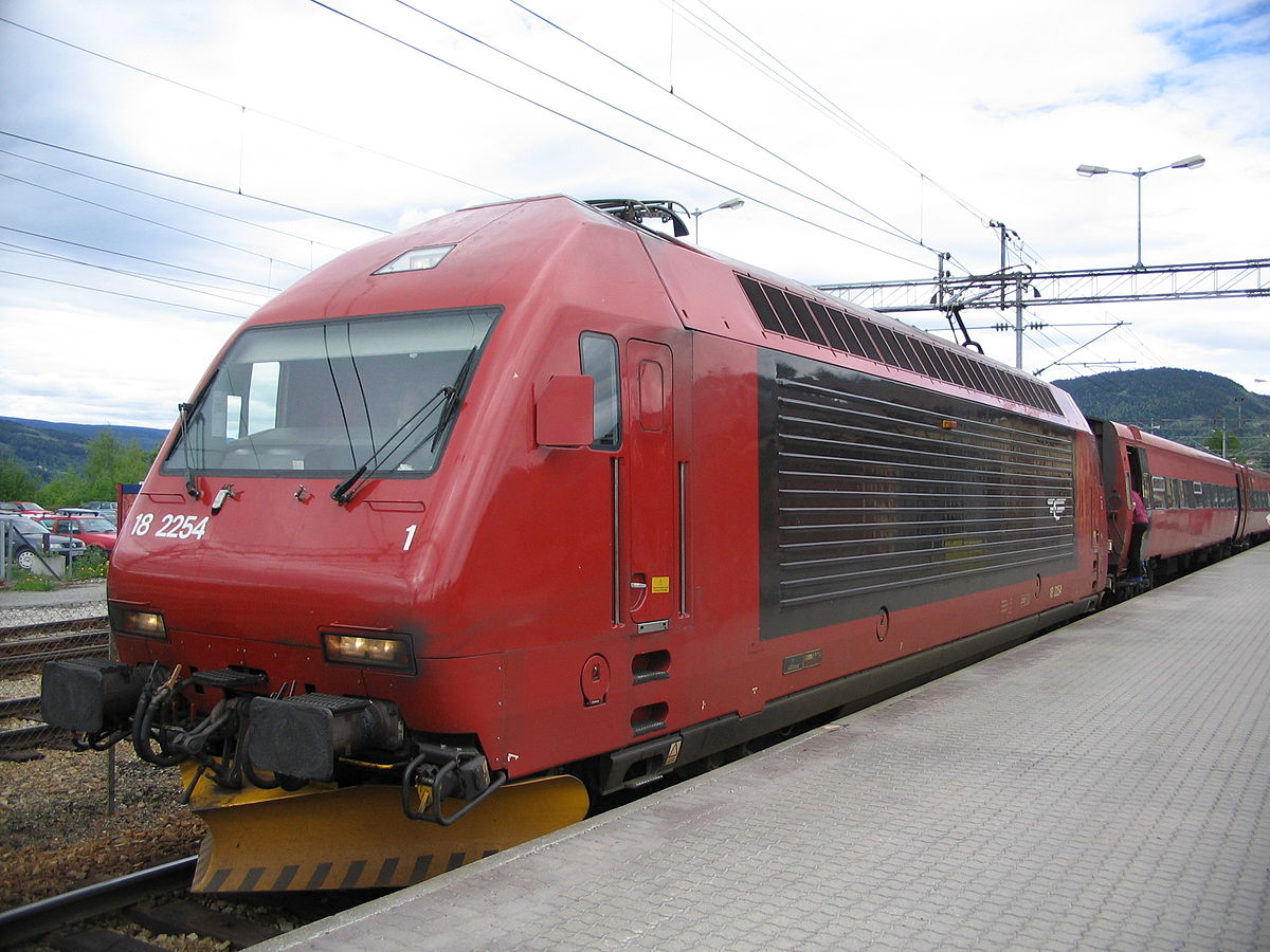 El 18 2254 à Lillehammer en direction d'Oslo.