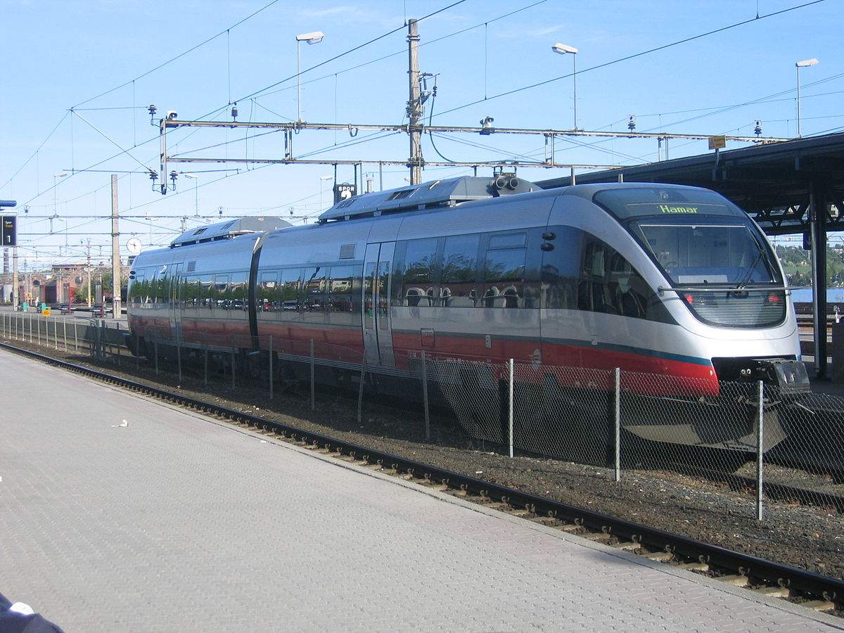 Rame BM93 stationnant en gare de Hamar.