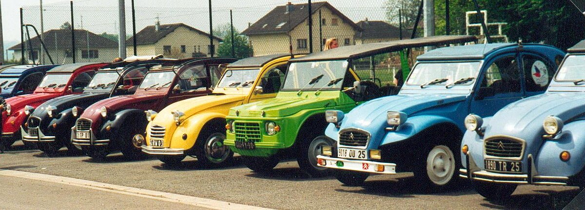 Exposition de 2cv aux couleurs officielles ou personnalisées.
