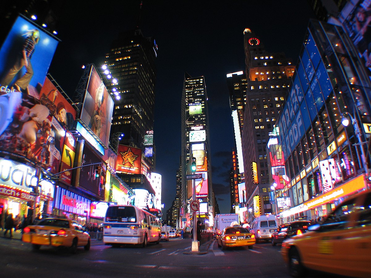 Times Square, au cœur d'une dense société de l'information ; la multiplicité des supports et des sources est-elle réductible à un modèle théorique ? Chomsky s'attelle à cette tâche, le décrit, puis le passe au spectre de l'Histoire contemporaine des États-Unis.