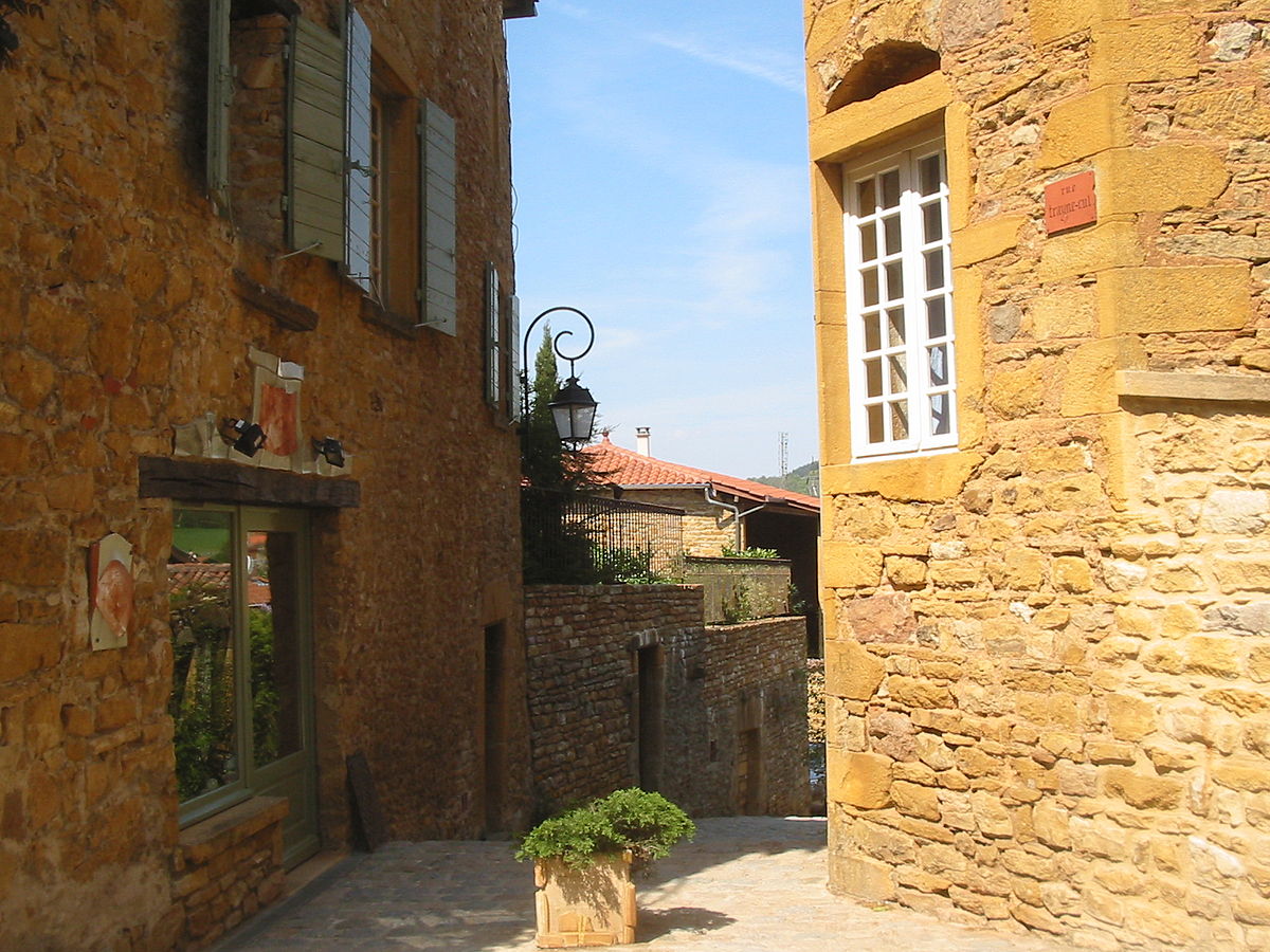 Ruelle entourée de bâtiments en pierres dorées (Oingt, Beaujolais, Rhône)