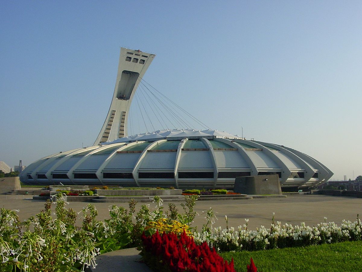 Stade olympique, dont la tour fut terminée après les Jeux Olympiques