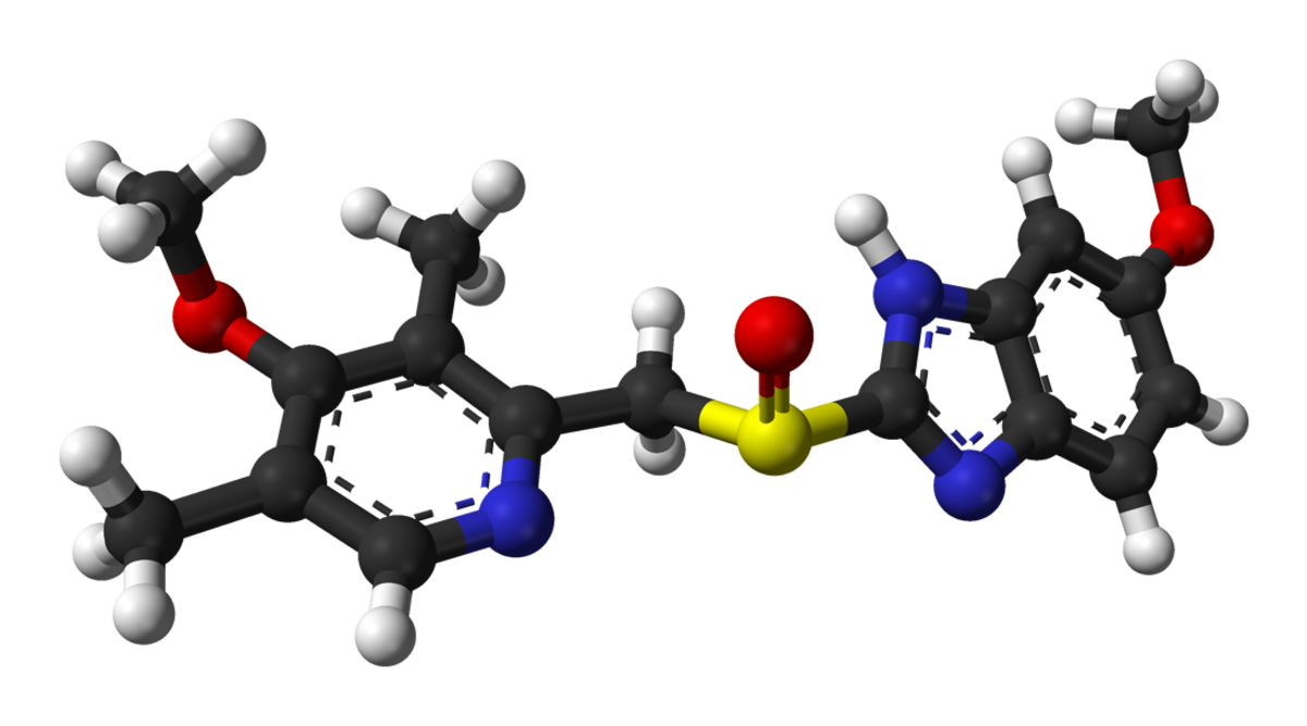Énantiomère S de l'oméprazole (en haut) et R-oméprazole (au milieu)