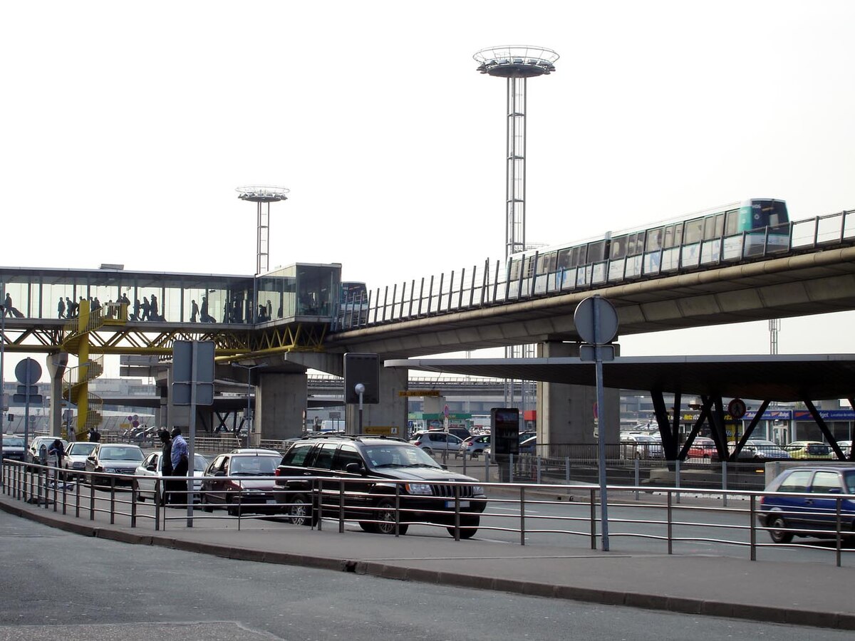 Orlyval - Orly-Sud - Station departs 02.jpg