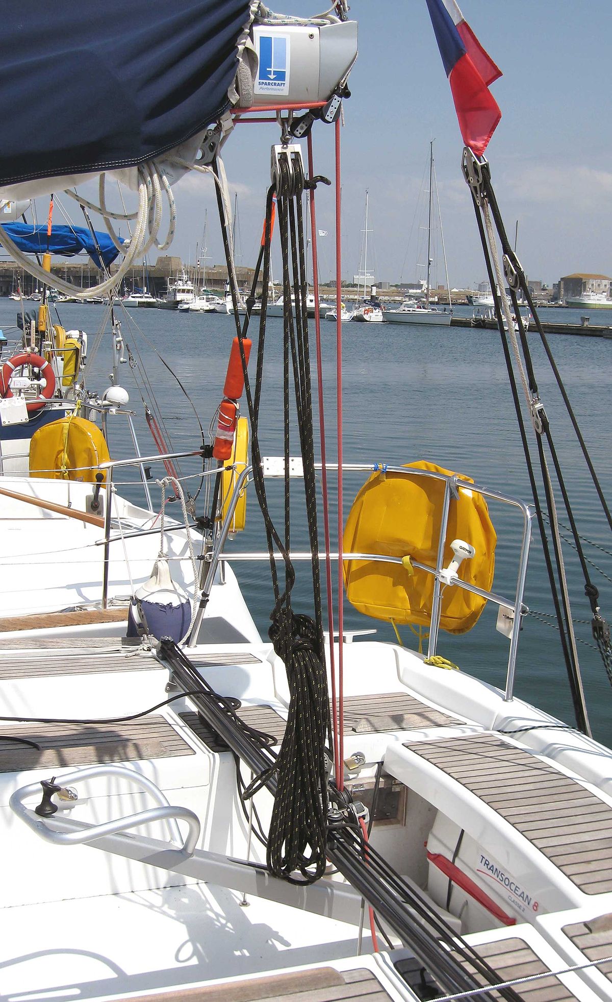 Chariot d'écoute de grand-voile avec son rail en travers du cockpit