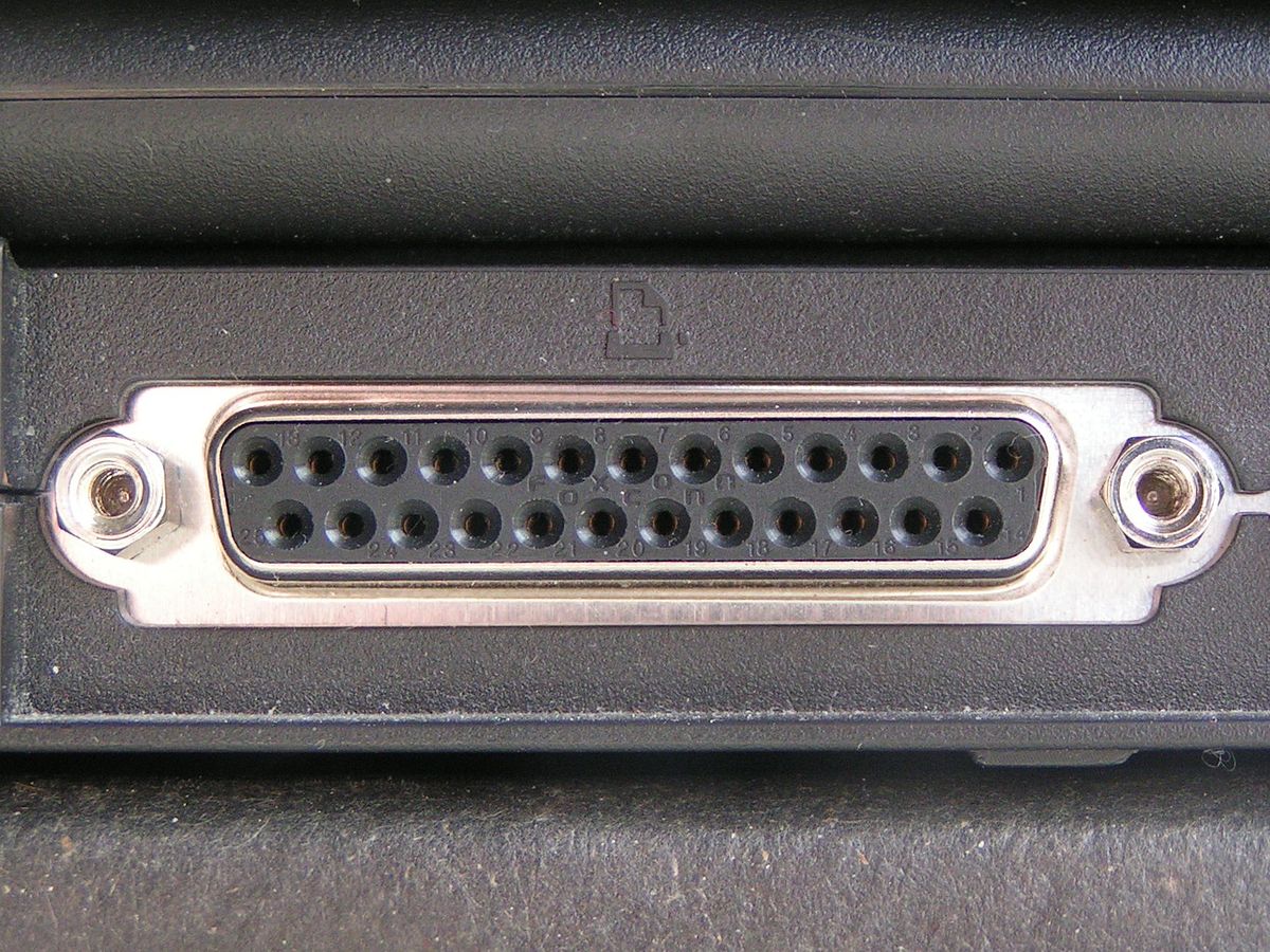 Port parallèle pour imprimante (format DB-25) au dos d'un ordinateur portable