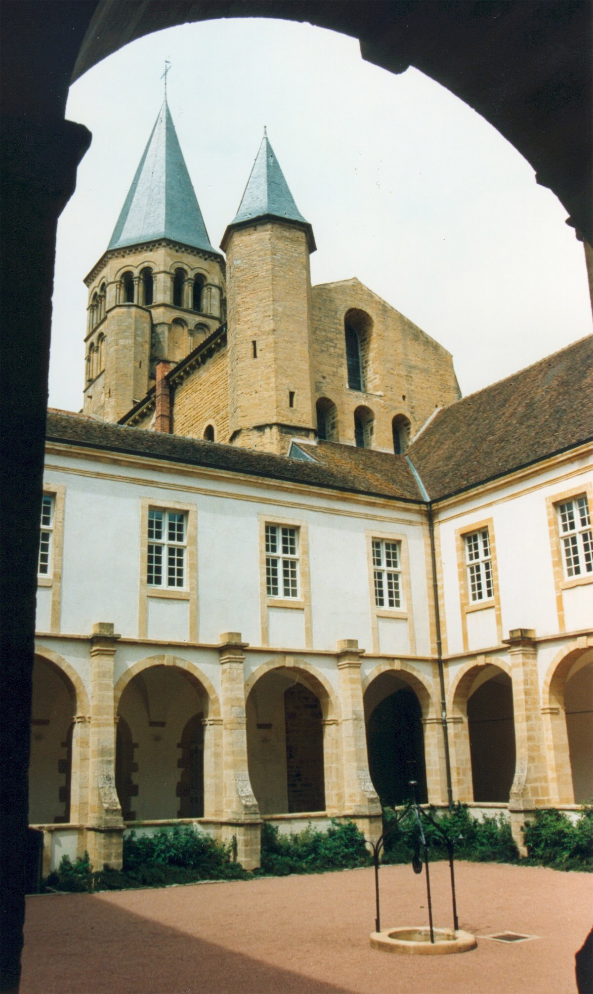 Paray le monial abbaye 02.jpg