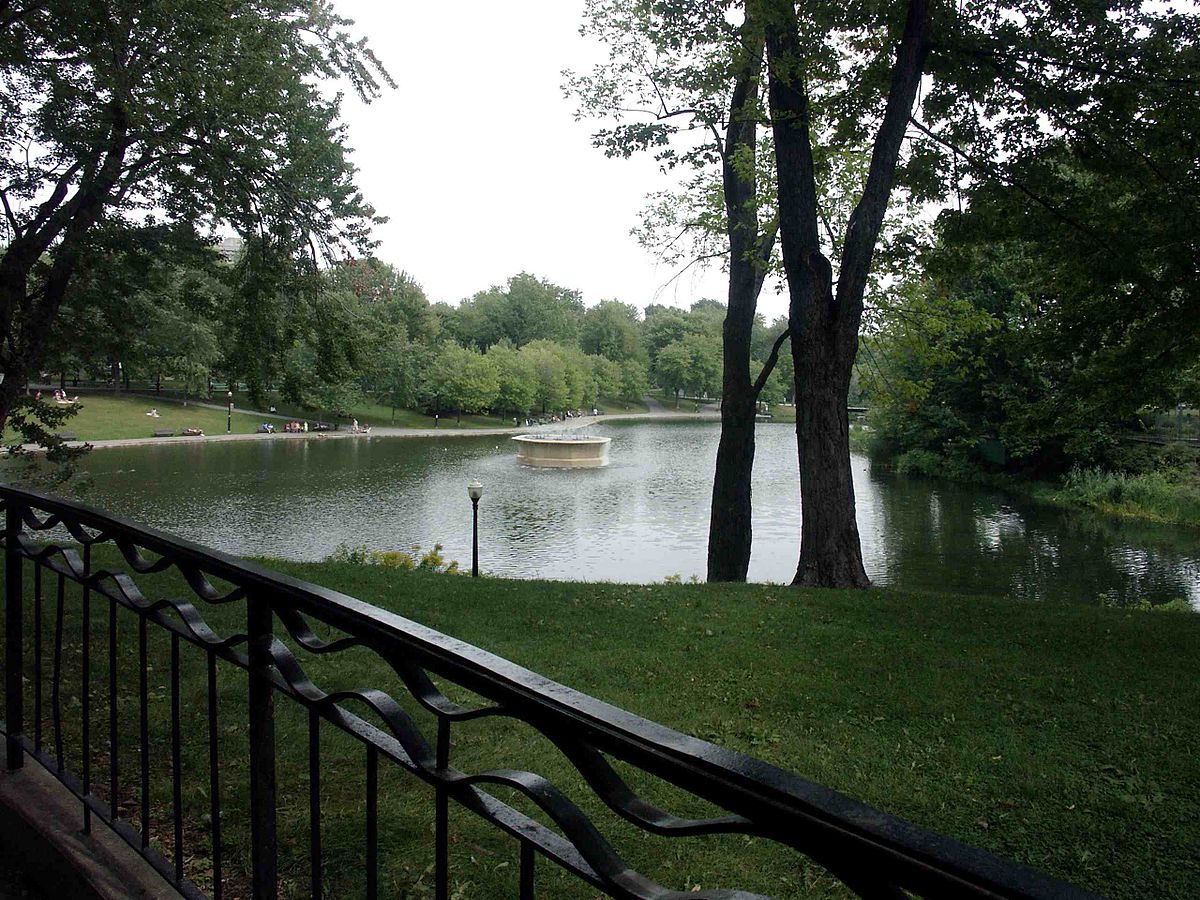 Vue de l'étang du parc Lafontaine