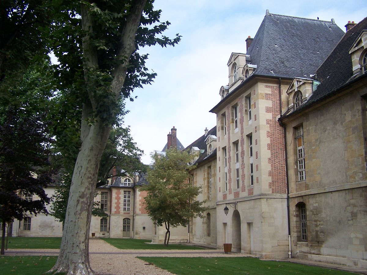 Paris 11e Hôpital Saint-Louis Carré2.JPG
