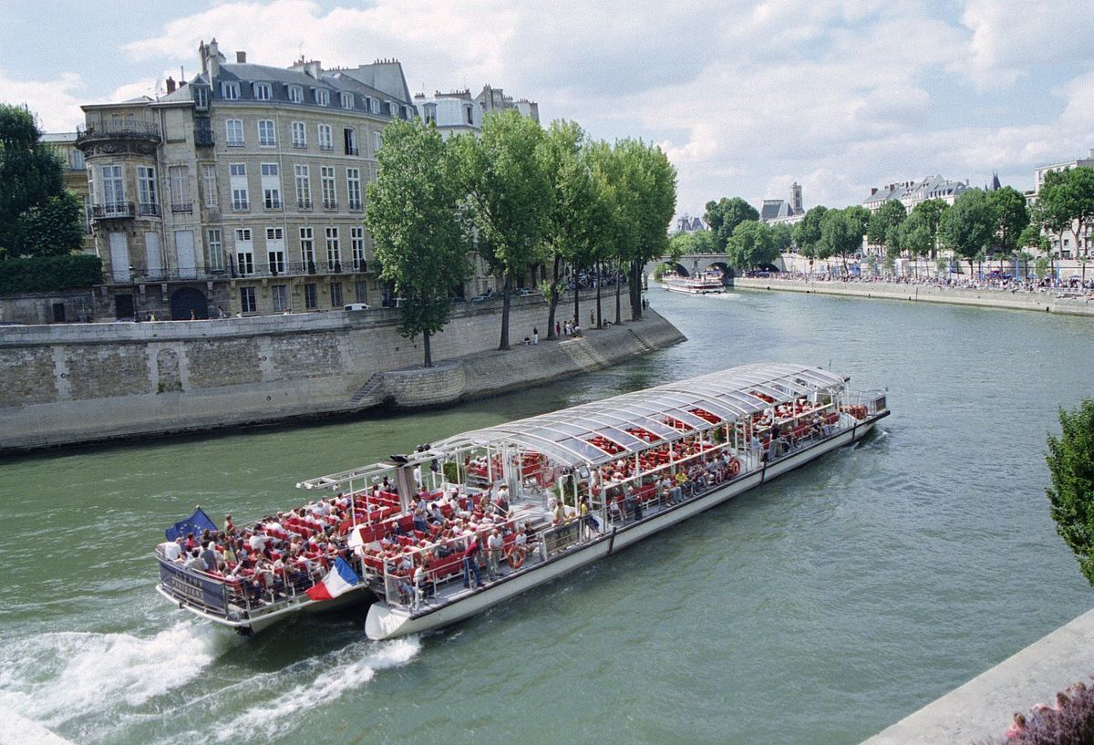 Bateau-mouche sur la Seine à Paris, France
