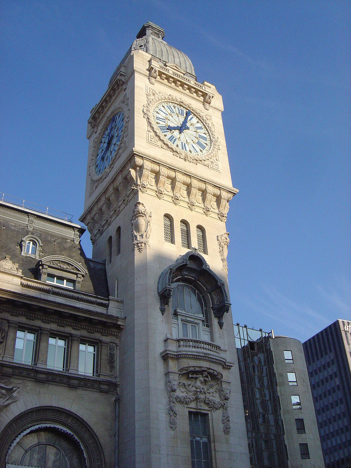 Le beffroi de la gare de Lyon, appellé Tour de l'Horloge.
