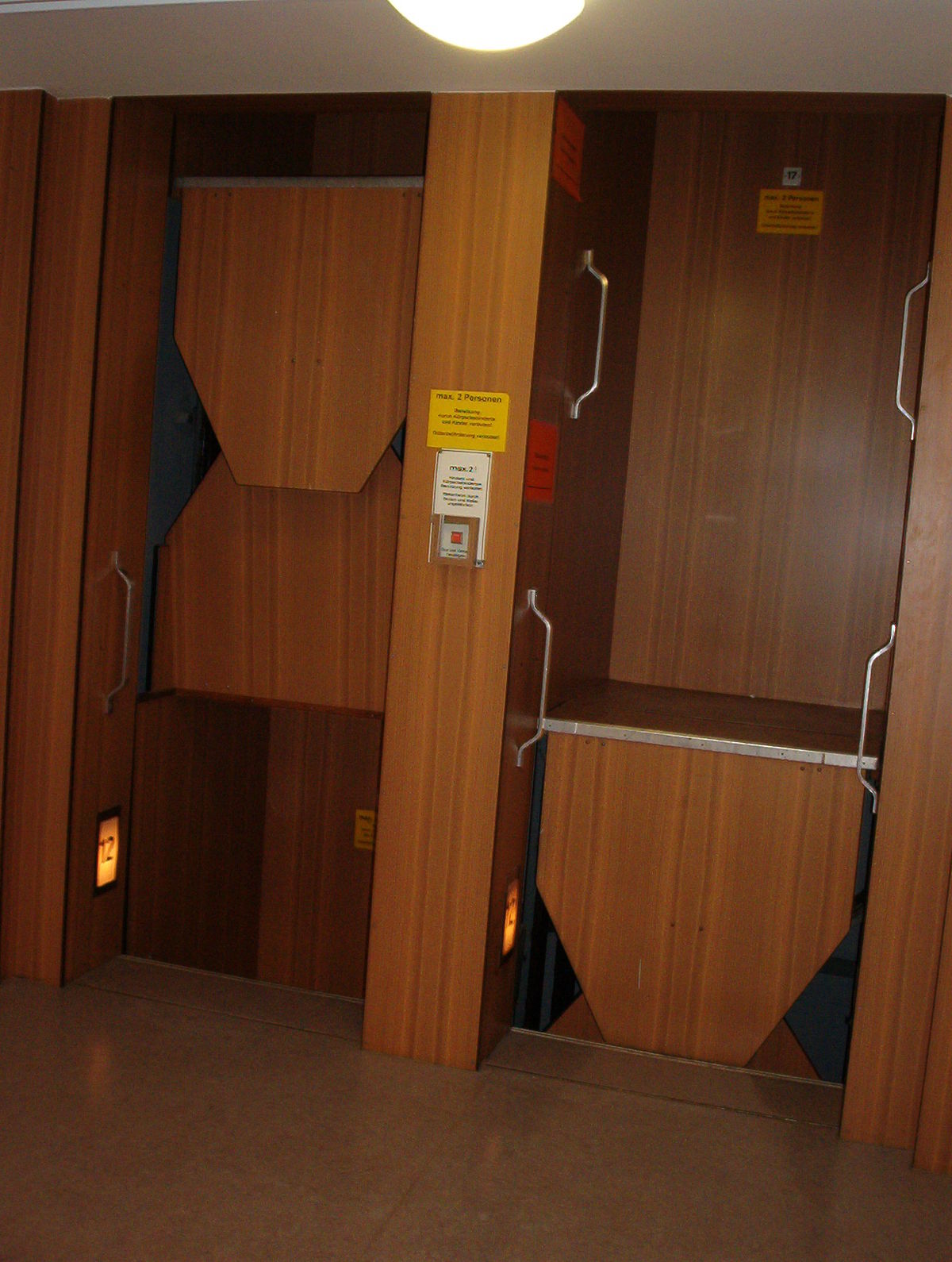 Un paternoster dans les bâtiments de la Stasi à Normanenstraße, utilisé au moins jusqu'en 2004