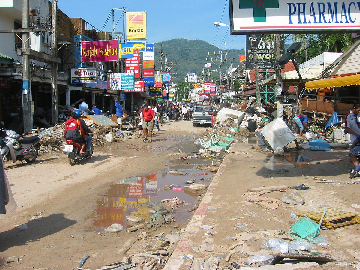 Rue dévastée de Phuket, Thaïlande, suite aux conséquences du tsunami lié au tremblement de terre sous-marin
