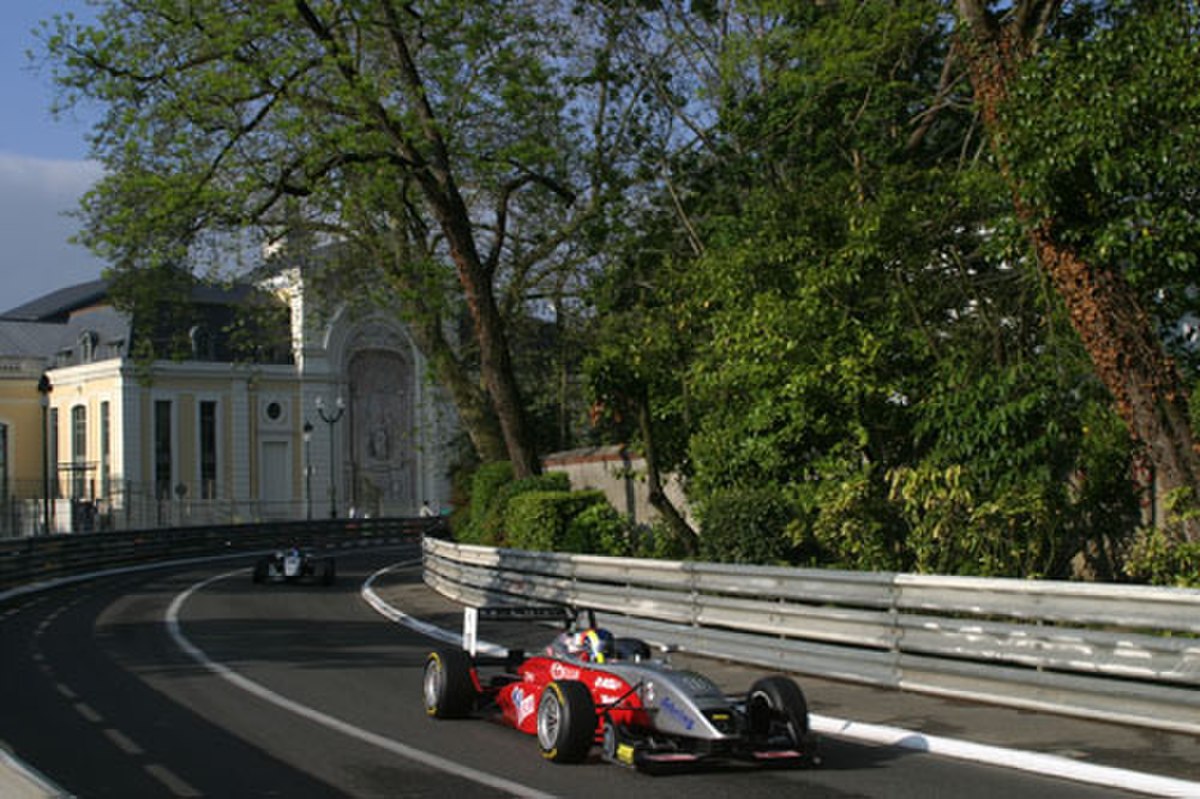 Le circuit de Pau emprunte les rues de la ville, et ressemble par différents aspects au Grand Prix de Monaco.
