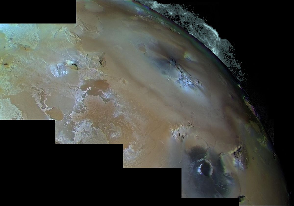 Éruption du Pélé vue par Voyager 1.Le panache s'élève à 300 km.