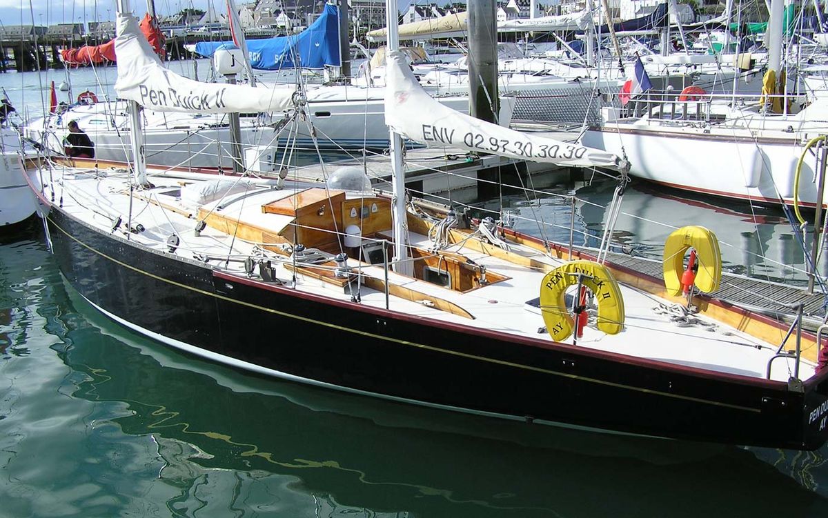 Pen Duick II amarré à Port Haliguen en Bretagne en 2006
