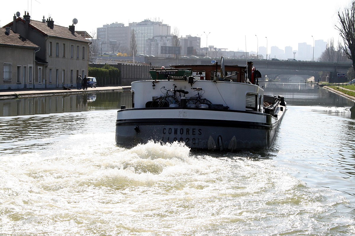 Péniche sur le canal Saint-Denis