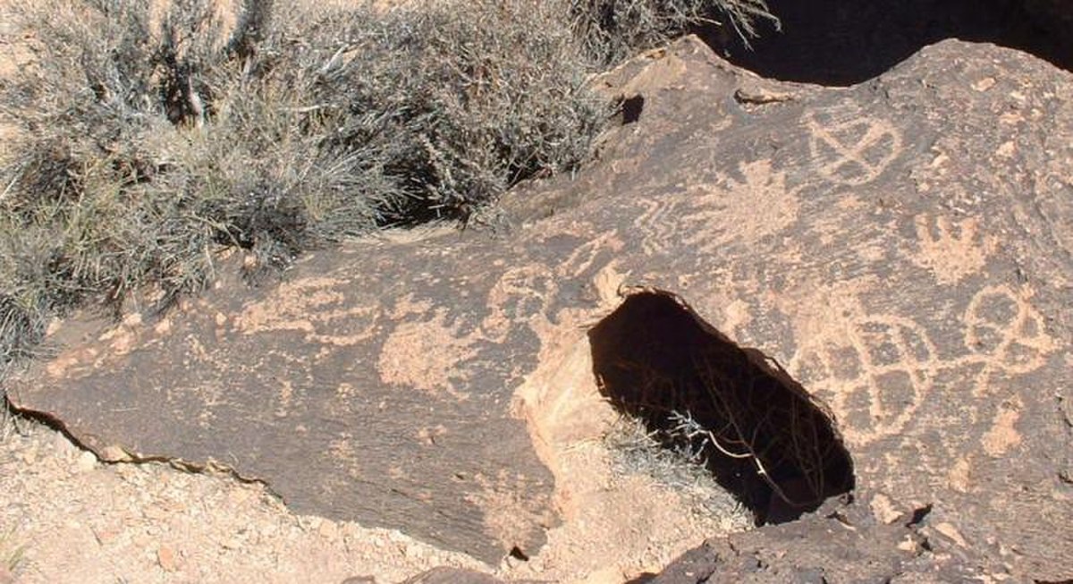 Pétroglyphes sur Bishop Tuff tableland