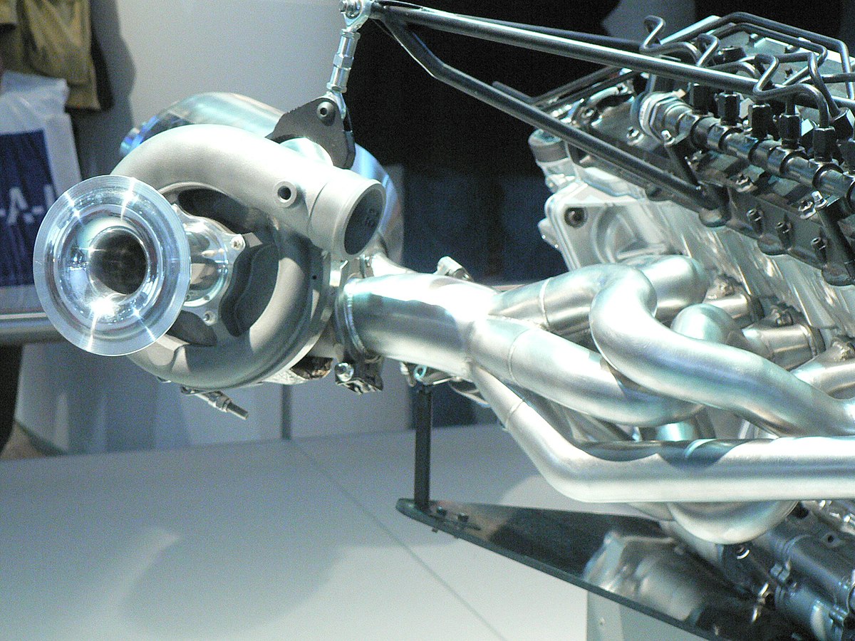 Un des deux turbocompresseurs du V12