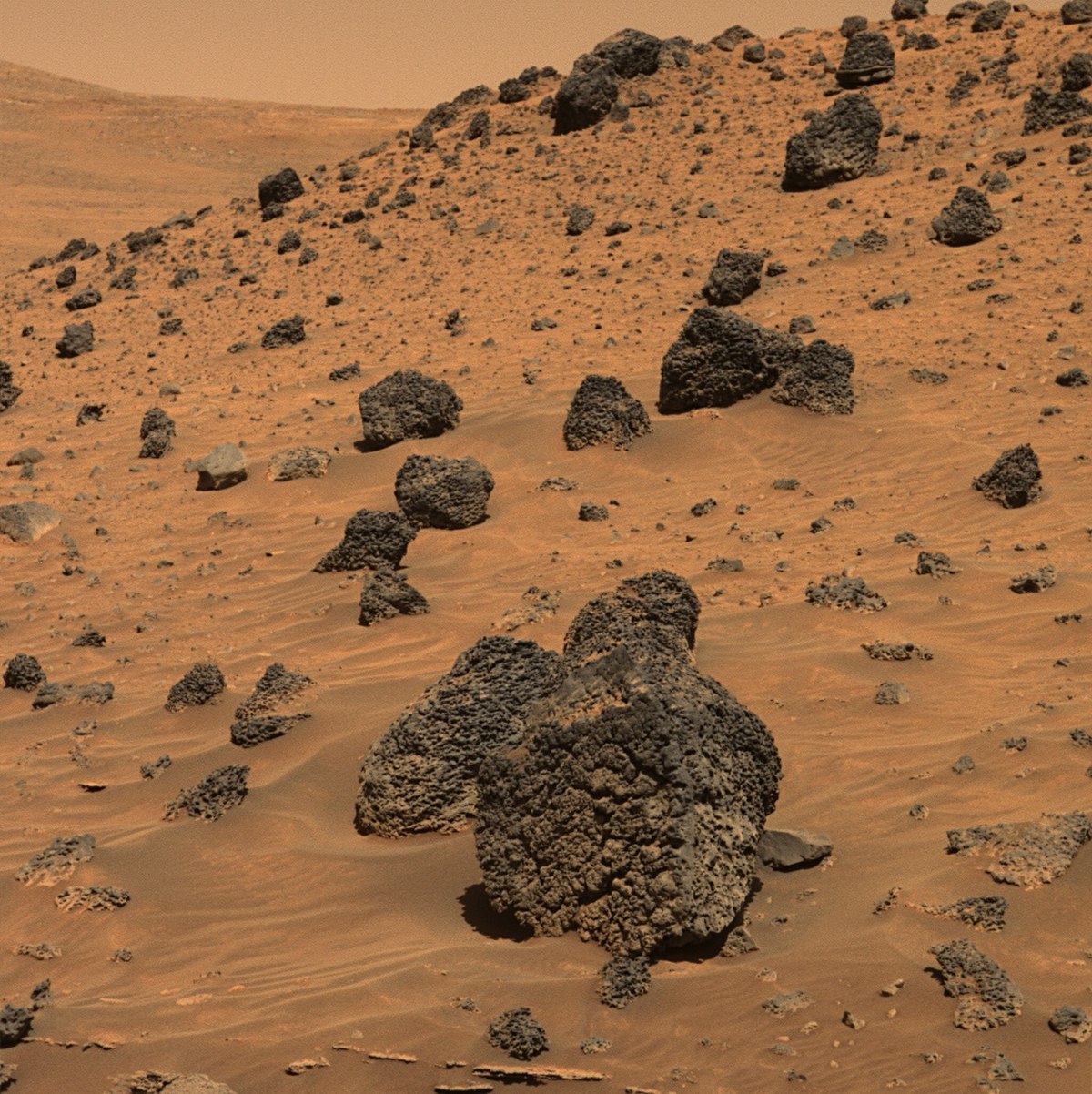 Sol jonché de rochers volcaniques vu par Mars Pathfinder le 8 septembre 1999[177].