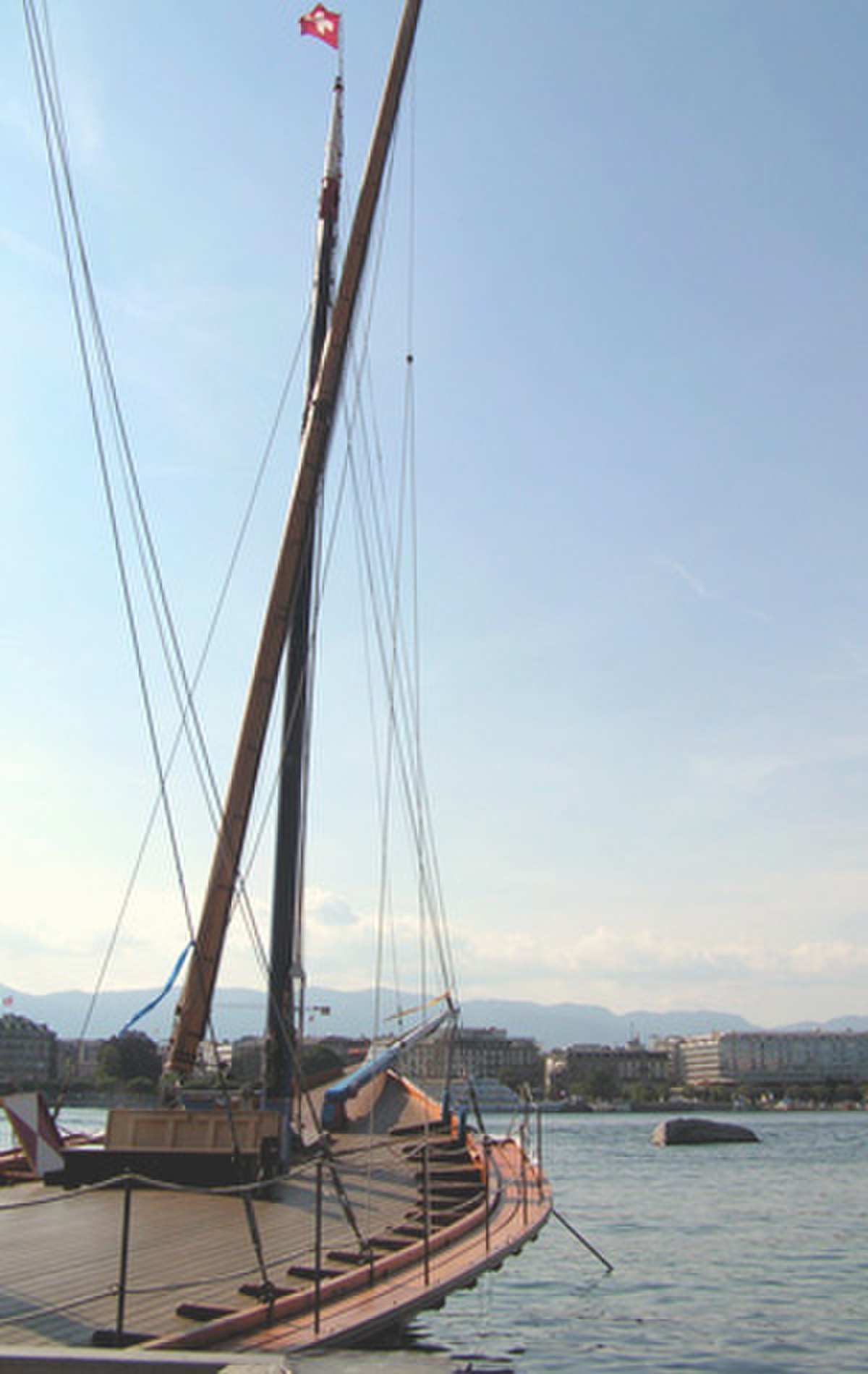 La barque La Neptune aux Eaux-Vives, son port d'attache.