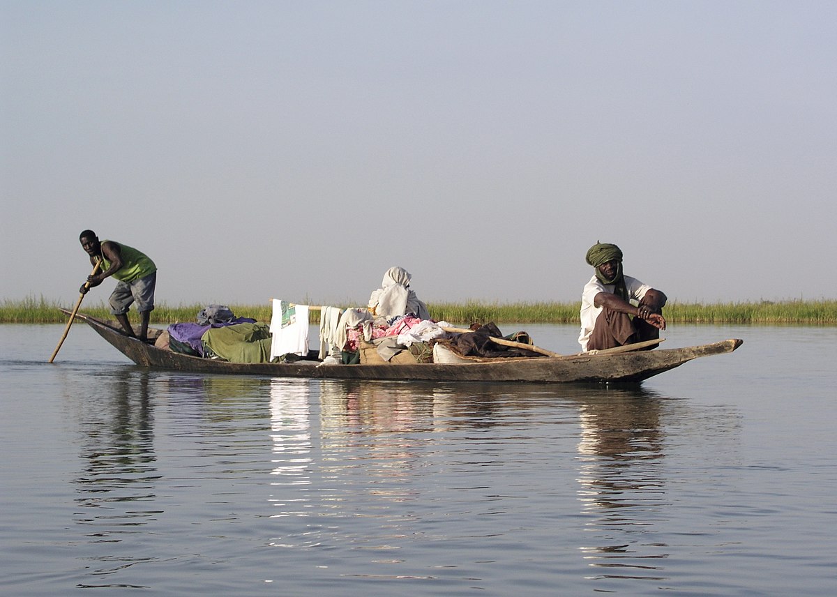 Pinasse (pirogue) sur le Niger au Mali.