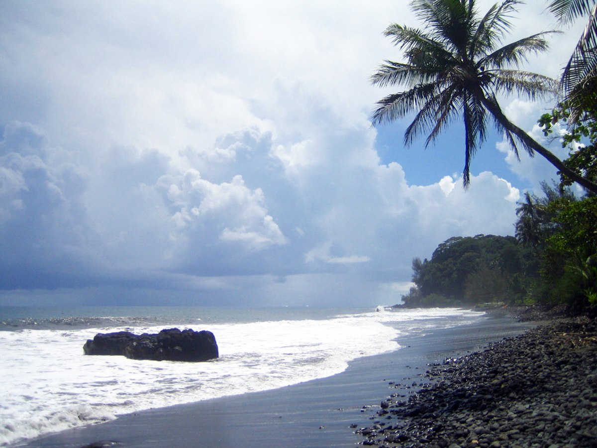 Plage de sable noir à Tahiti, en Polynésie française
