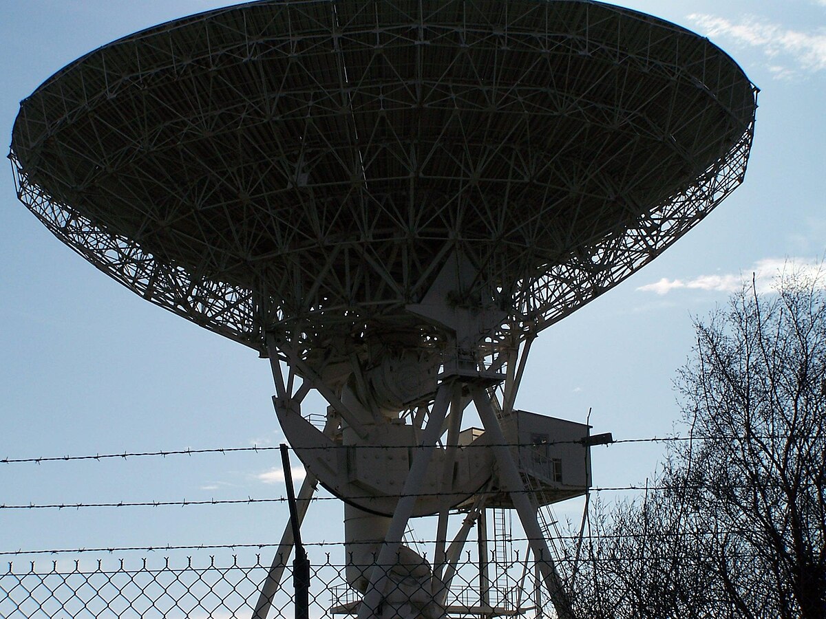 PleumeurBodou Bretagne PB6 Antenna backlight.JPG