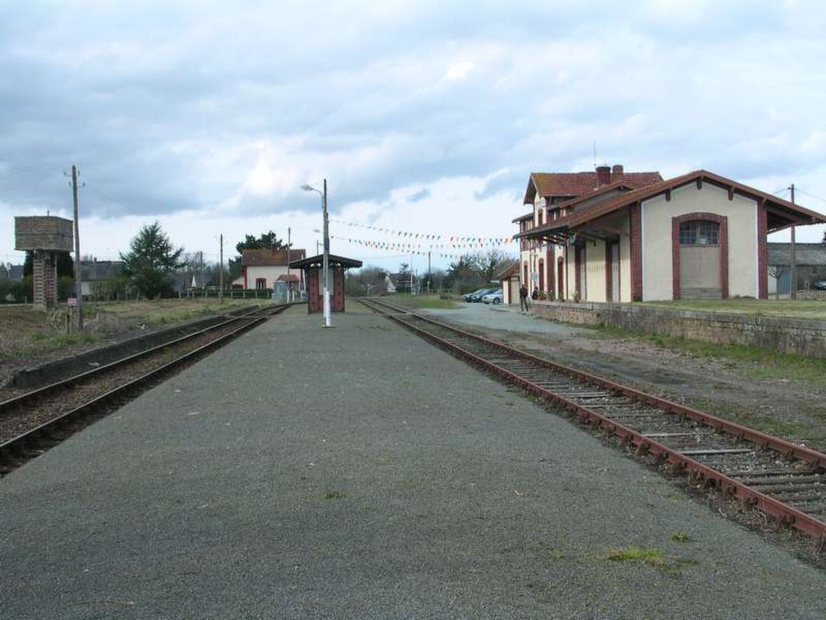 La gare de Plouëc-du-Trieux. A gauche le château d'eau, des Chemins de Fer des Côtes-du-Nord et à droite la gare Réseau BretonCliquez sur l'image pour l'agrandir