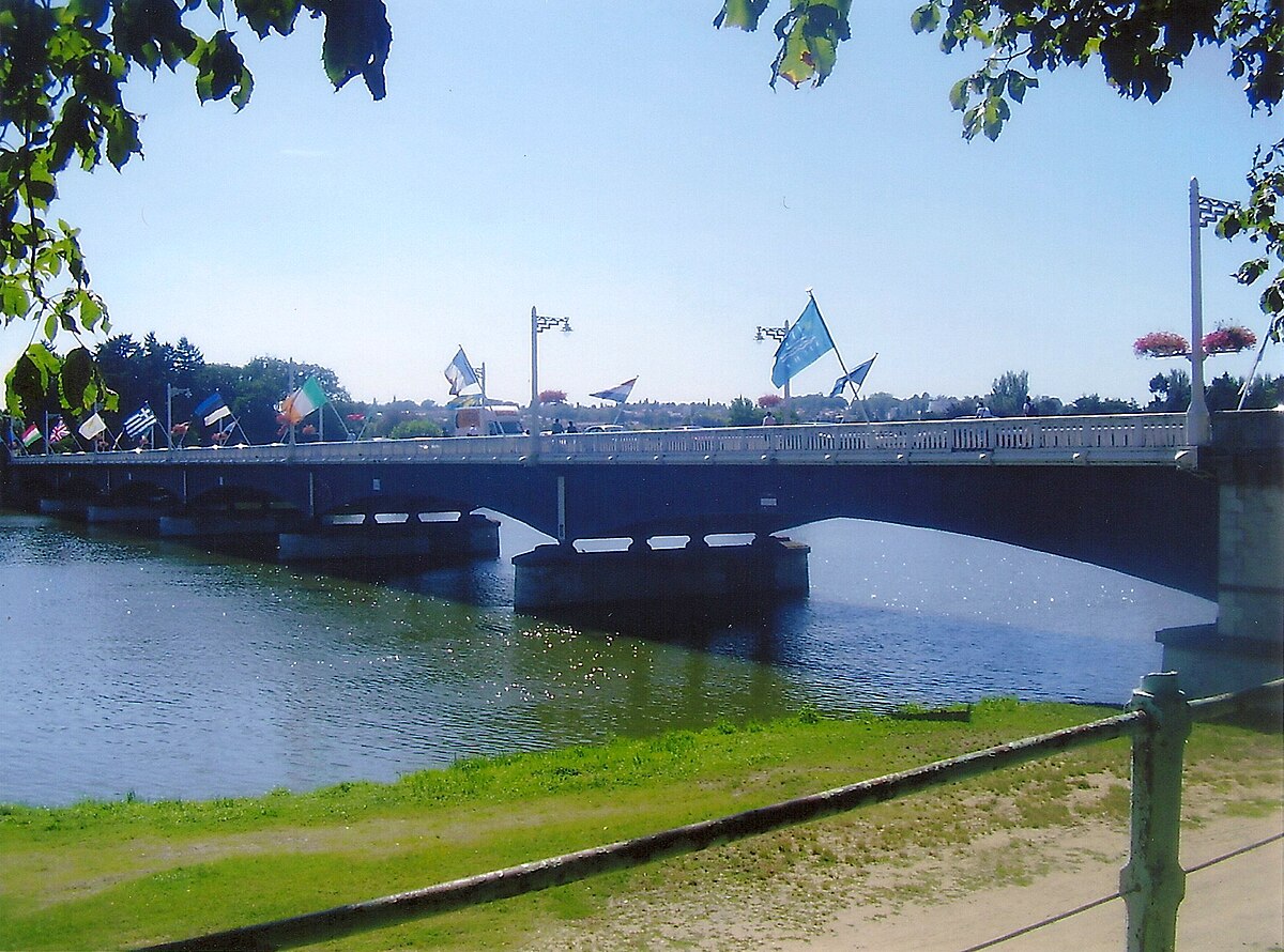 Pont de Bellerive-sur-Allier, 5 août 2005.jpg