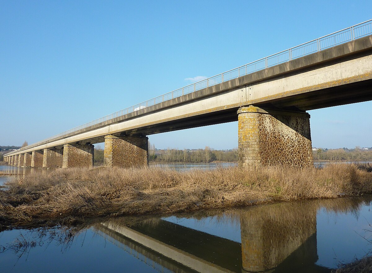 Pont de Champtoceaux (1).jpg